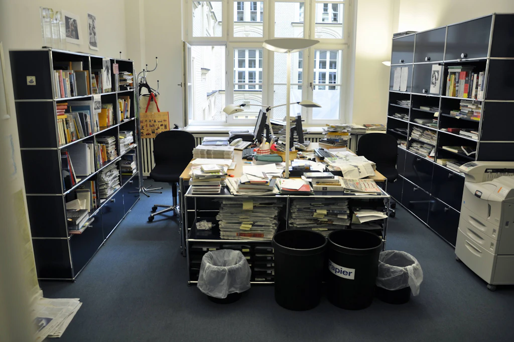 Leerer Tisch in einem Redaktionszimmer der FAZ Berlin (Archivbild). In Chefredaktionen, Parteizentralen oder Aufsichtsräten sind Ostdeutsche nirgendwo in kritischer Masse vertreten.