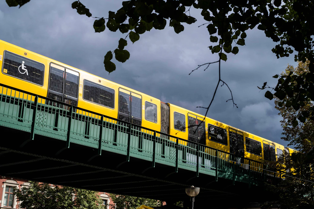 Dunkle Regenwolken über dem Hochbahnviadukt mit einer fahrenden U-Bahn in Berlin-Prenzlauer Berg. Der meteorologische Herbst beginnt mit vielen Wolken und Schauern.