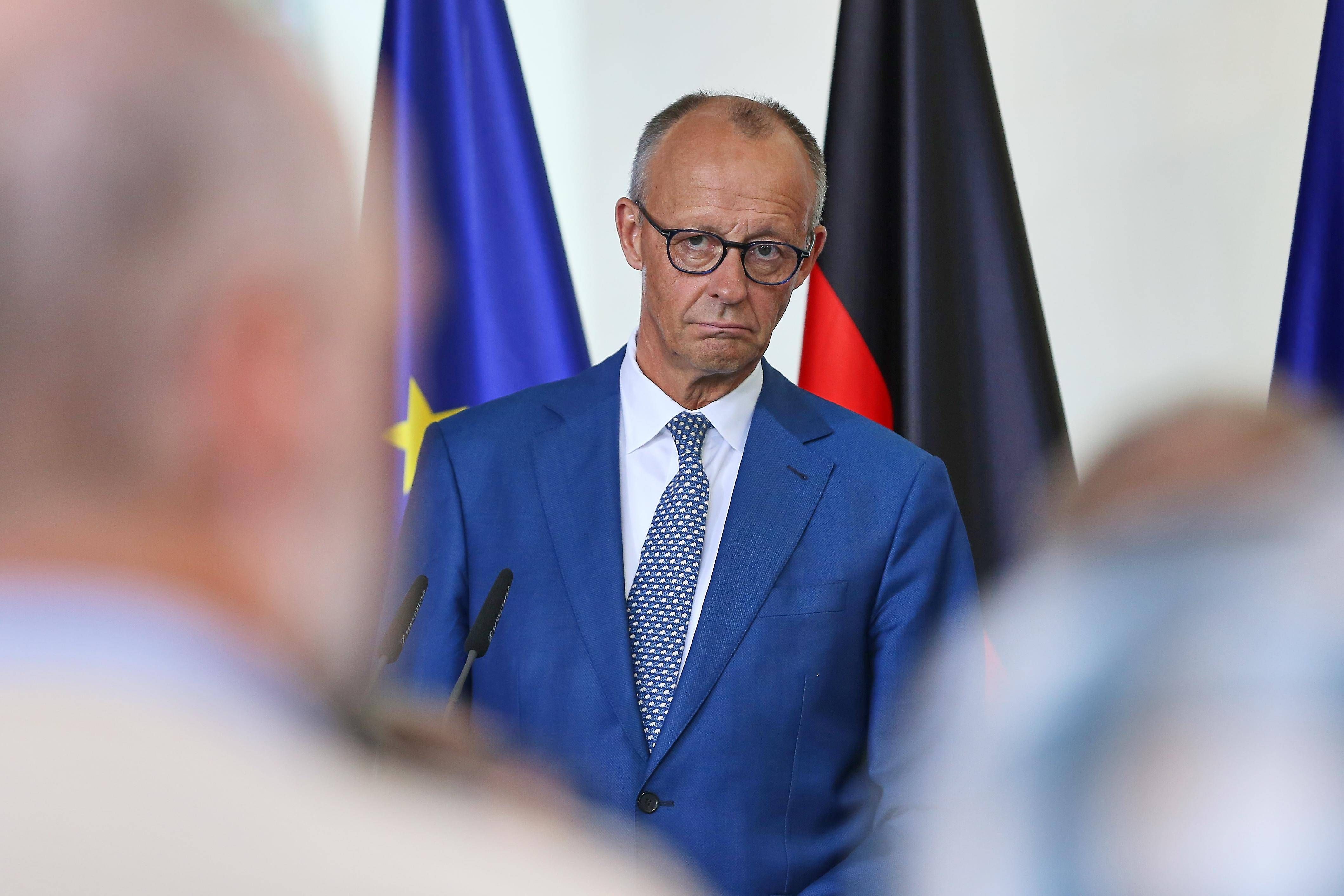 Merz plant Auftritte als Außenkanzler: Ein Manöver, um dem Chaos daheim auszuweichen?