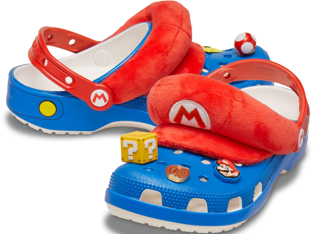 Mitsamt roter Plüschmütze: Der Mario Classic Clog ist kaum zu übersehen.
