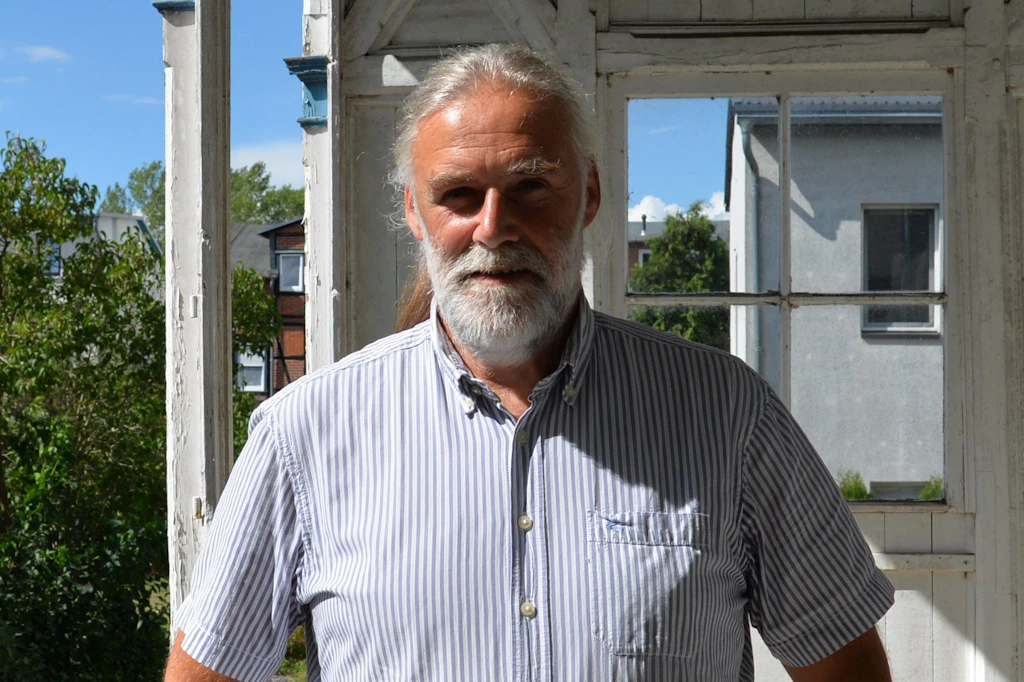 Peter Schabbel auf der Veranda der alten Villa in Parchim, die neben seiner Osteopathie-Praxis jetzt auch das BSW-Landesbüro MV beherbergt.