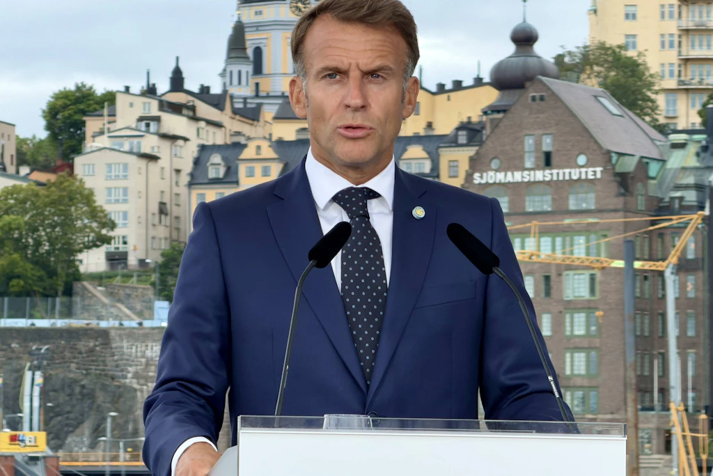 Emmanuel Macron bei einem Auftritt im Ausland: Das Handyverbot für die Lycées hat er vor kurzem abgesegnet.