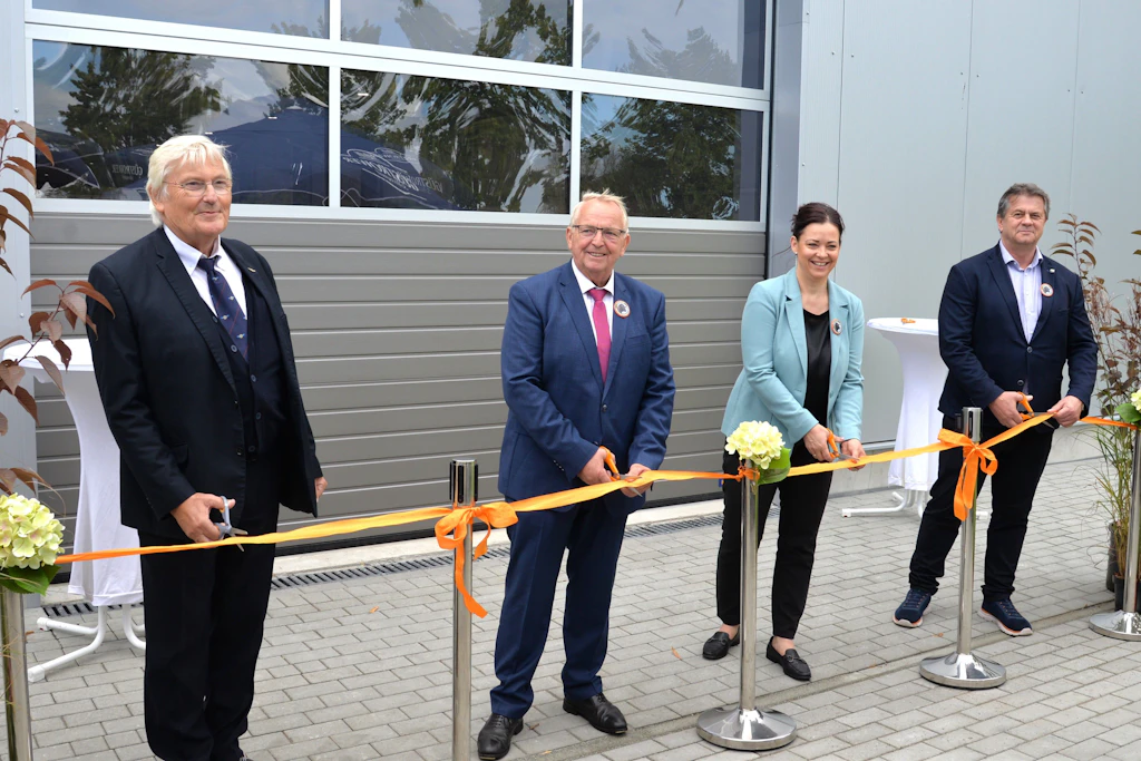 Einweihung des ersten festen Gebäudes der MeLa, errichtet durch Stieblich Hallenbau aus Güstrow: Uwe Stieblich, Till Backhaus, Christin Mondesi und Karsten Trunk (v.l.).