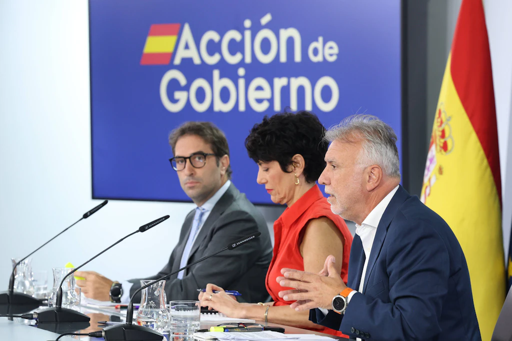 Wirtschaftsminister Carlos Cuerpo, Regierungssprecherin Elma Saiz und Territorialminister Ángel Víctor Torres (v.l.n.r.) bei der Pressekonferenz nach der Kabinettssitzung
