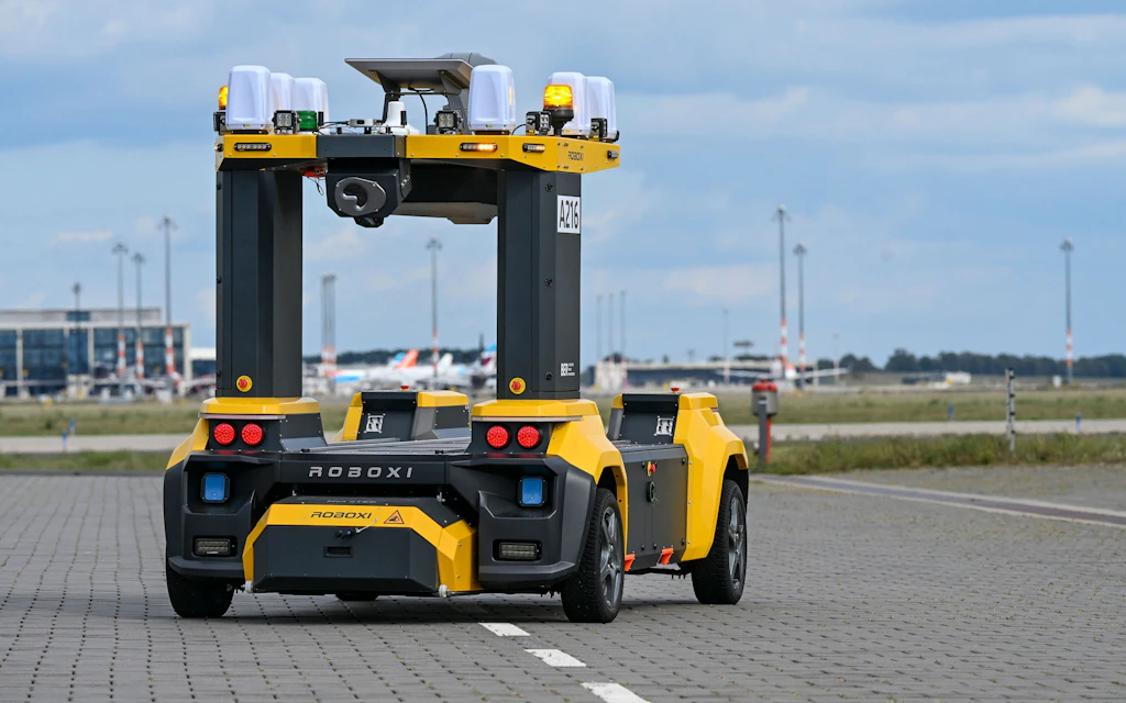 „Roboxi“: BER testet KI-Roboterfahrzeug zur Kontrolle von Start- und Landebahnen