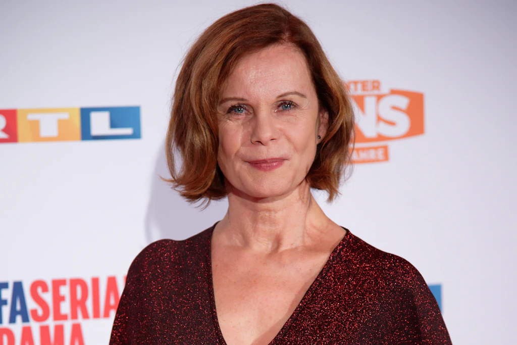 Petra Blossey stand bereits in der ersten Folge als Irene Weigel für das Format vor der Kamera.