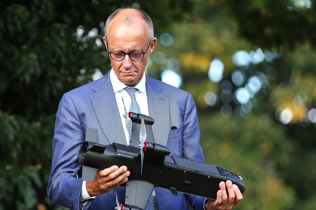 Bundeskanzler Friedrich Merz betrachtet nachdenklich eine Drohne: ‚War