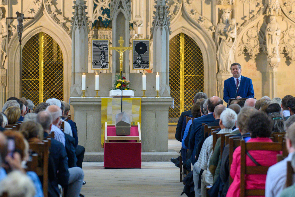 Sven Schulze (CDU), Ministerpräsident von Sachsen-Anhalt, spricht im Magdeburger Dom zu den Gästen der Wiederbeisetzung von Kaiser Otto dem Großen.