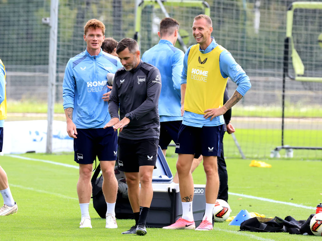 Gute Laune auch bei Hertha-Trainer Stefan Leitl: Endlich hat er mit Gustaf Grönning seinen Wunschstürmer.