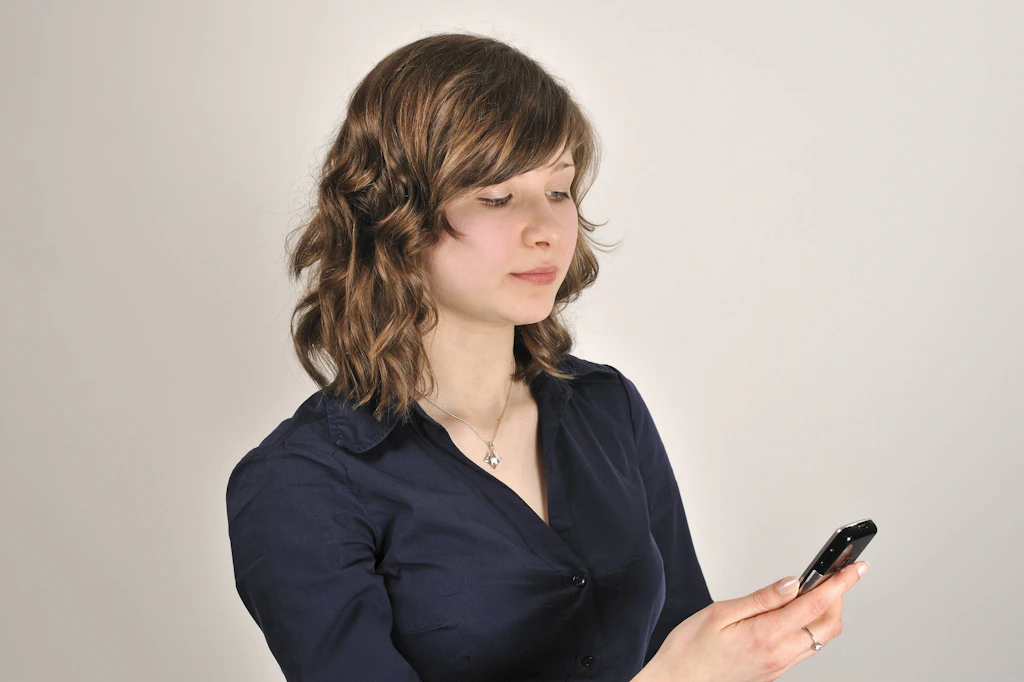 Die SMS mit dem Sicherheitscode kommt tatsächlich an – aber vom Mobilfunkanbieter, nicht vom vermeintlichen Paketdienst (Symbolbild).