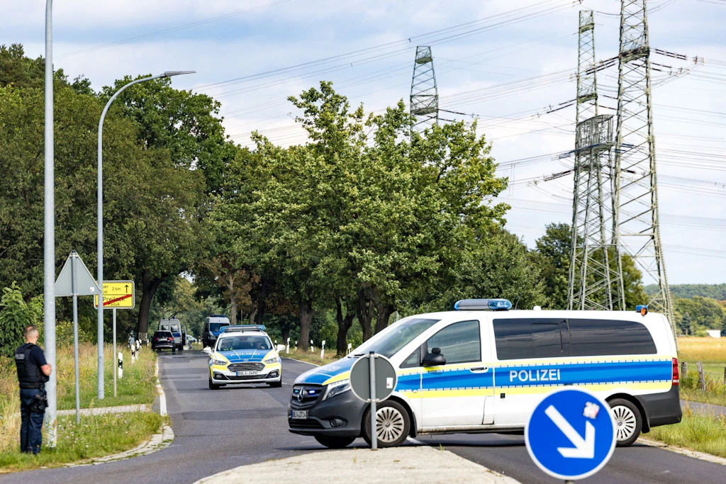 Polizeieinsatzkräfte sperren am Dienstag die Straße zum Umspannwerk ab.