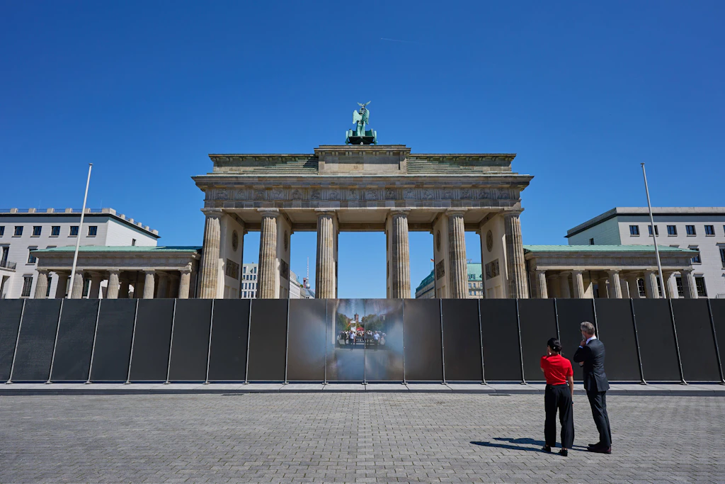 Zum 65. Jahrestag des Mauerbaus erinnert eine temporäre Installation am Brandenburger Tor an die deutsche Teilung.