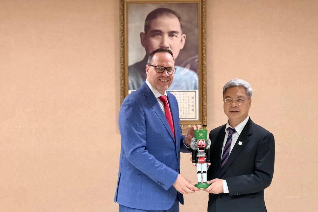 Einen sächsischen Nussknacker als Gastgeschenk: Wirtschaftsminister Dirk Panter traf seinen taiwanesischen Amtskollegen Ming-Hsin Kung für ein Gespräch in Taipeh.
