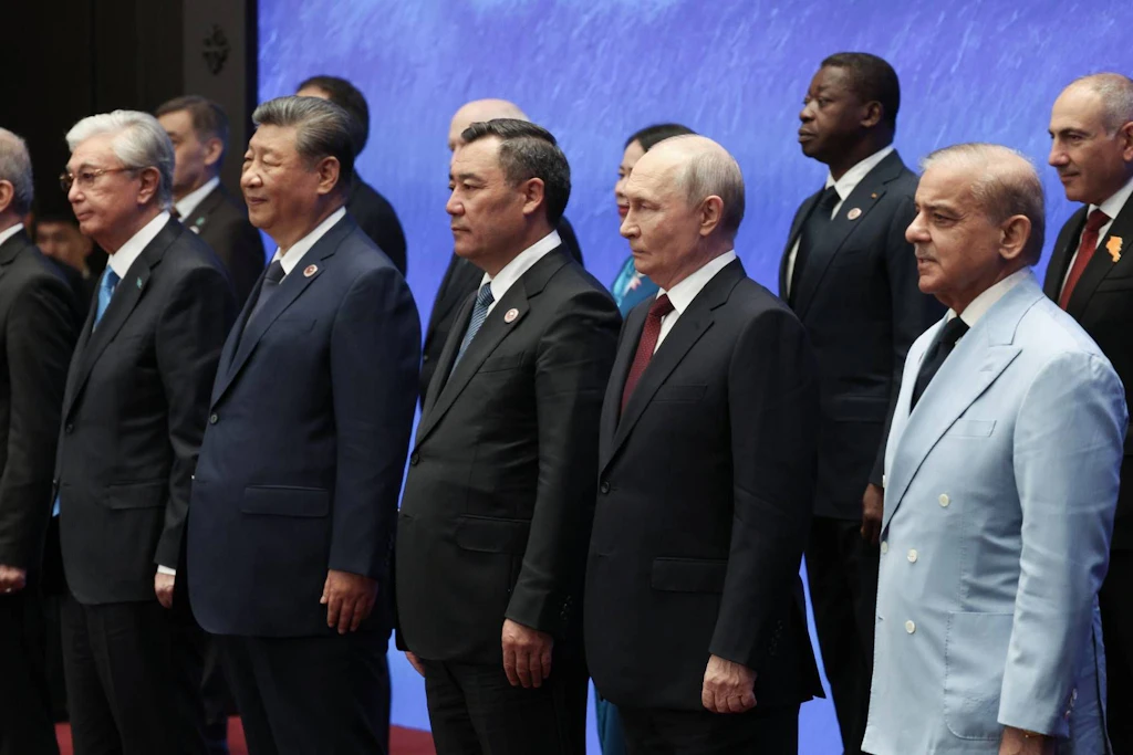 Geschlossene Front in Bishkek: Xi Jinping, Wladimir Putin und weitere Staats- und Regierungschefs der SOZ-Mitgliedsstaaten beim Familienfoto.