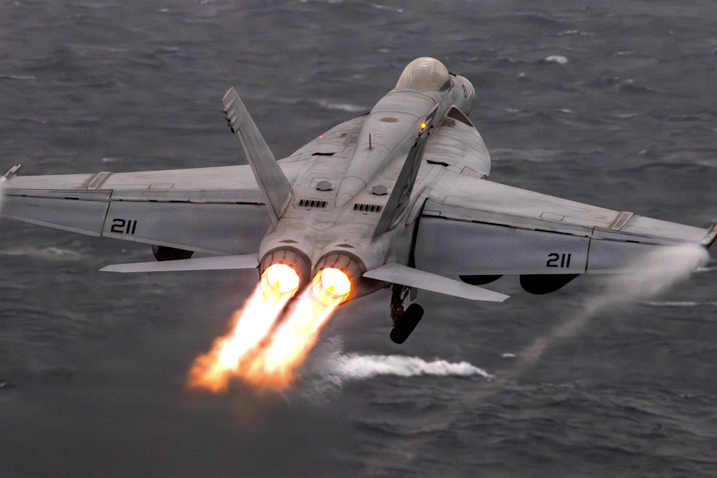 Ein F/A-18E-Kampfjet der US Navy startet von einem Flugzeugträger.