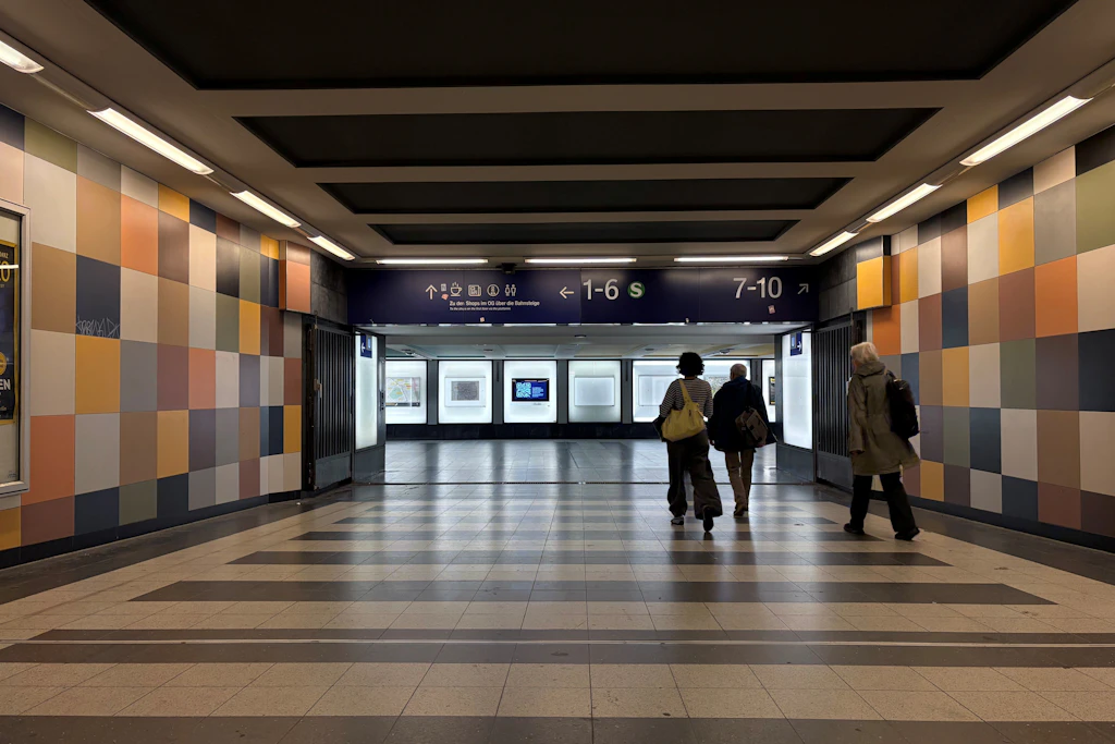 Fahrgäste im Bahnhof Gesundbrunnen