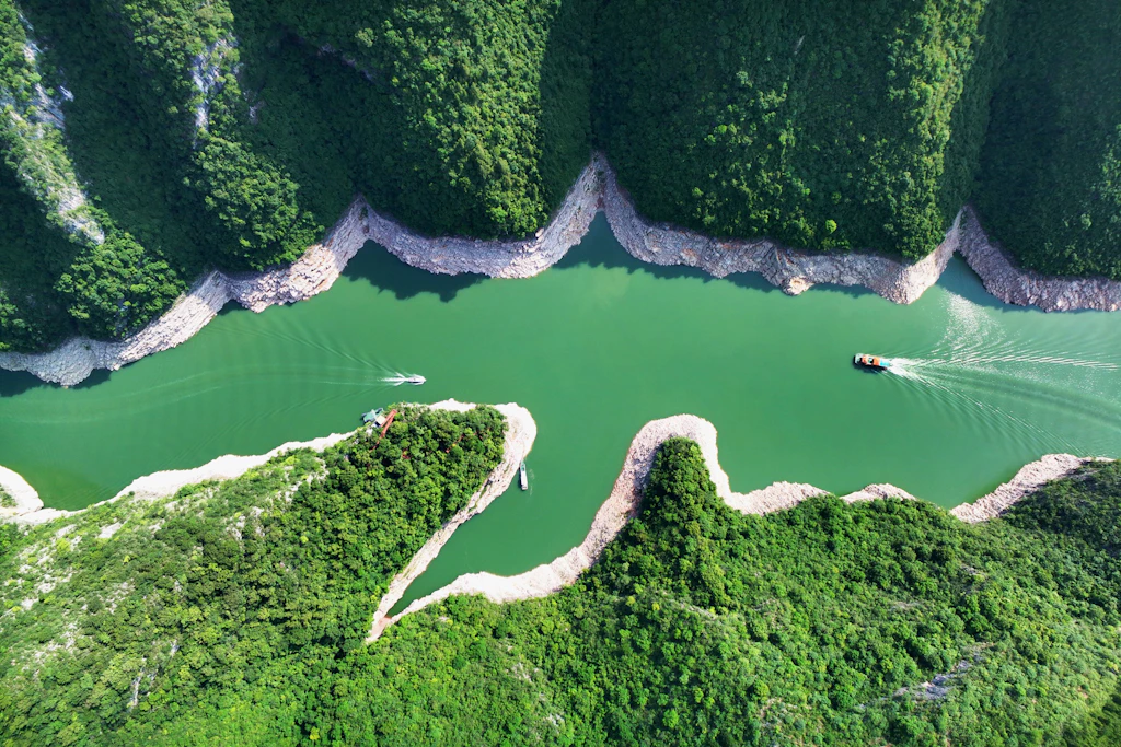 Der Shennong-Bach schlängelt sich durch die Berge der Drei-Schluchten-Region in der chinesischen Provinz Hubei.