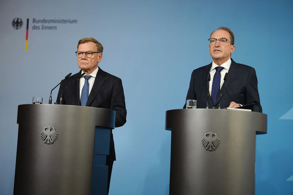 Johann Wadephul (l., CDU), Bundesaußenminister, und Alexander Dobrindt (CSU), Bundesinnenminister, geben eine Pressekonferenz zu den Entwicklungen im Fall der am Flughafen Leipzig/Halle gefundenen Sprengstoff-Drohne im Bundesinnenministerium.