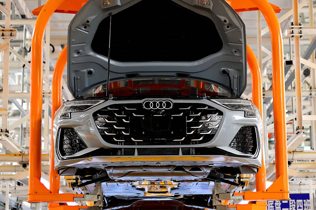 Mitarbeiter arbeiten am 18. August 2026 in einem Werk von FAW-Volkswagen in Qingdao (Provinz Shandong, China) an der Fahrzeugmontagelinie. Das Werk fährt die Produktion hoch, um Fahrzeugbestellungen zu erfüllen.