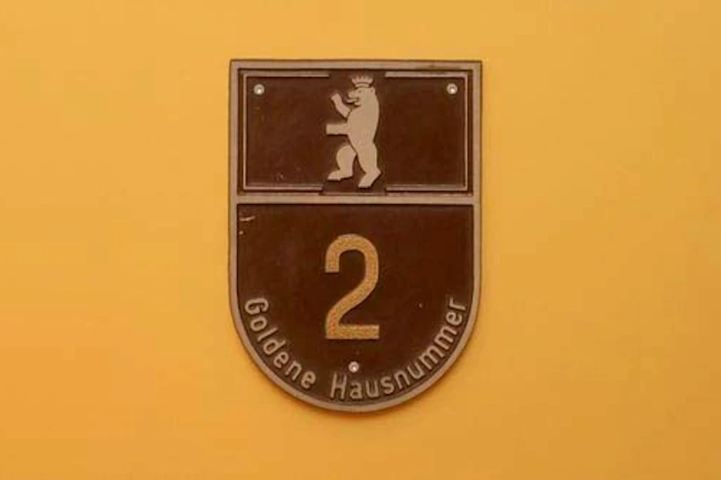 Goldene Hausnummer, verliehen 1987 an die Hausgemeinschaft Fischerinsel 2 für eine gelungene Gestaltung des Wohnumfeldes in Eigenarbeit, heute im Stadtmuseum.