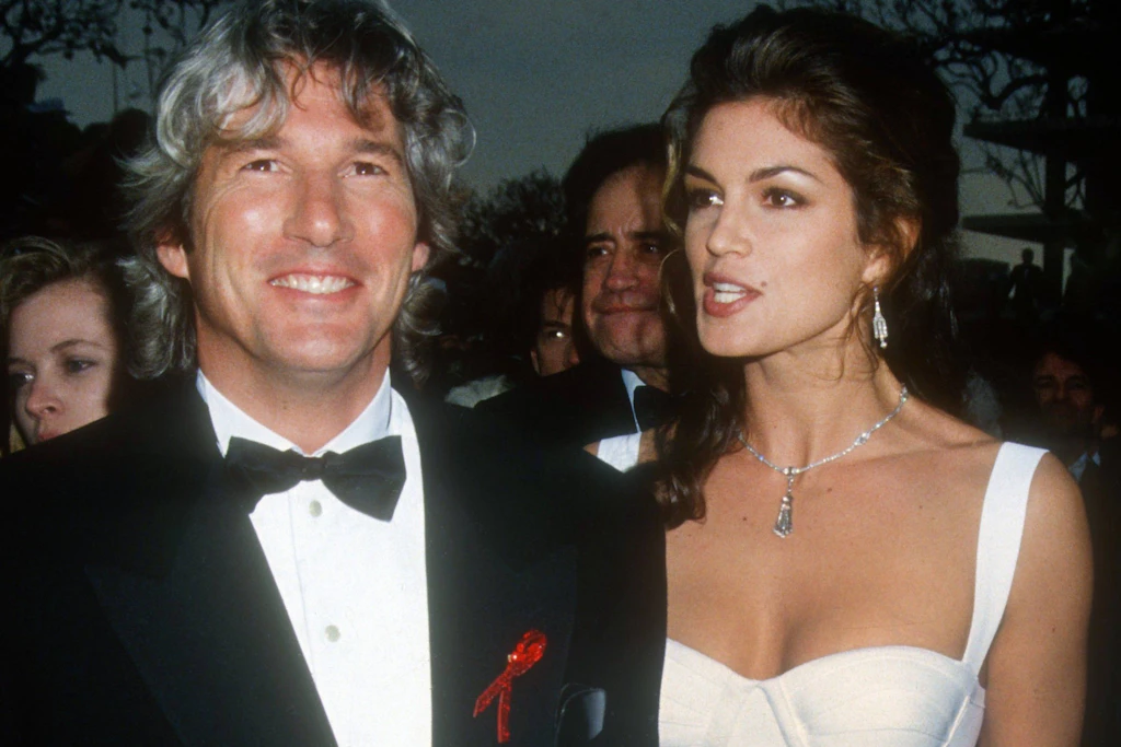 Cindy Crawford mit Richard Gere bei den Oscars 1993: Ihr Bandage Dress wurde zum ikonischen Red-Carpet-Moment der 90er-Jahre.