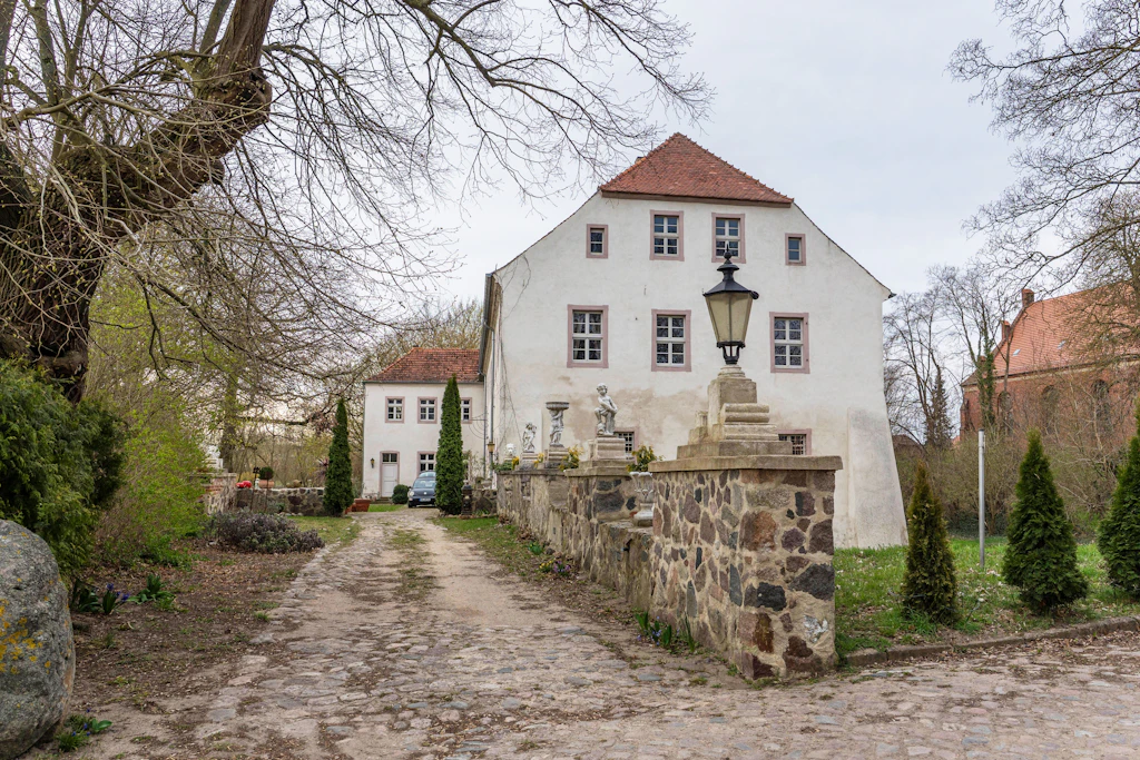 Schloss Neuenhagen steht zum Verkauf. Der neue Eigentümer muss 1,95 Millionen Euro zahlen.