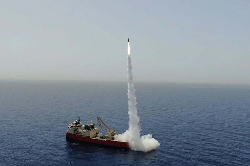 Die Aufnahme zeigt eine ballistische Rakete, die auf offener See von einem Schiff abgeschossen wird. (Archiv)