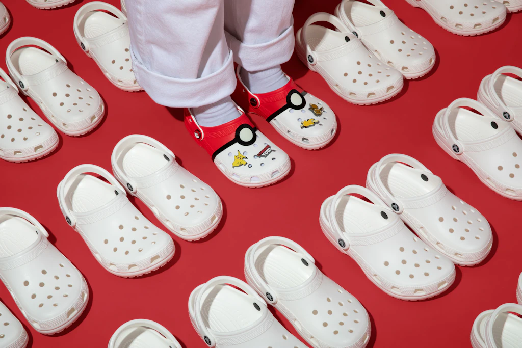 Wie infantil dürfen Schuhe sein? Crocs und Nintendo testen die Grenze