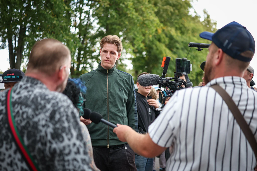 Marcant, ein Politik-Influencer, spricht am 1. September 2026 in Haldensleben (Ostdeutschland) mit Menschen bei einer Wahlkampfveranstaltung der AfD.