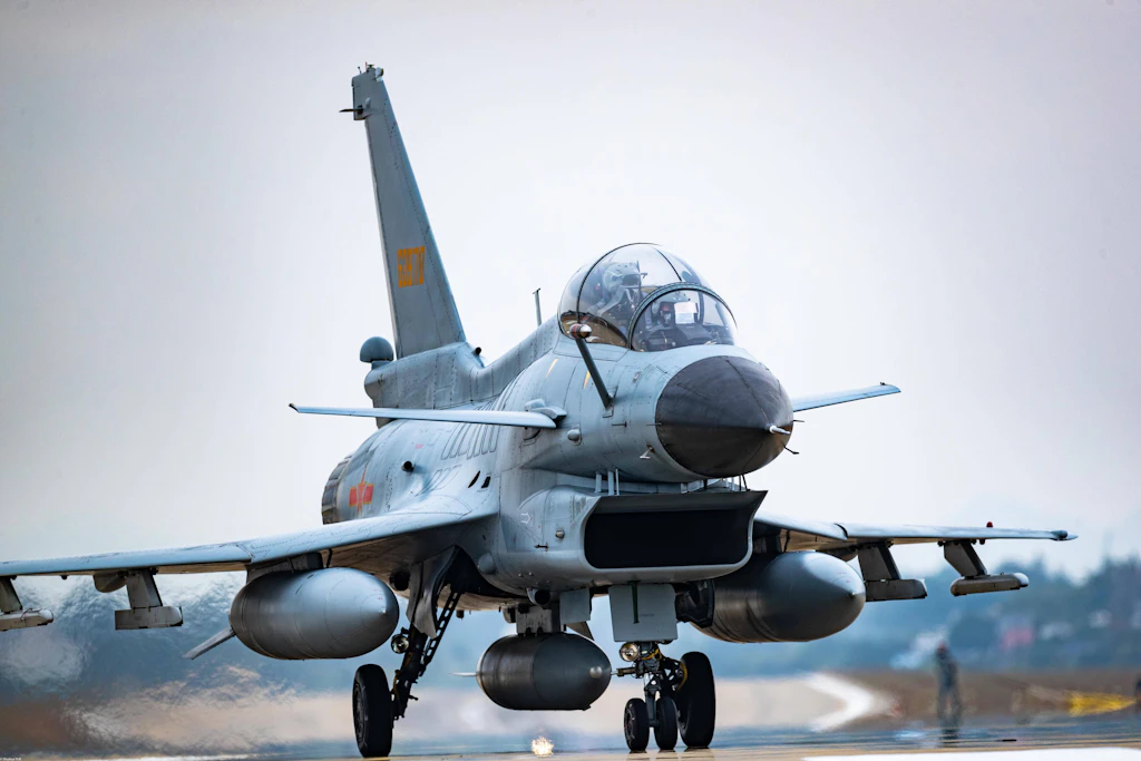 Chinas Kampfjet findet immer mehr Abnehmer. Ein Modell vom Typ J-10 der chinesischen Luftwaffe auf dem Rollfeld.