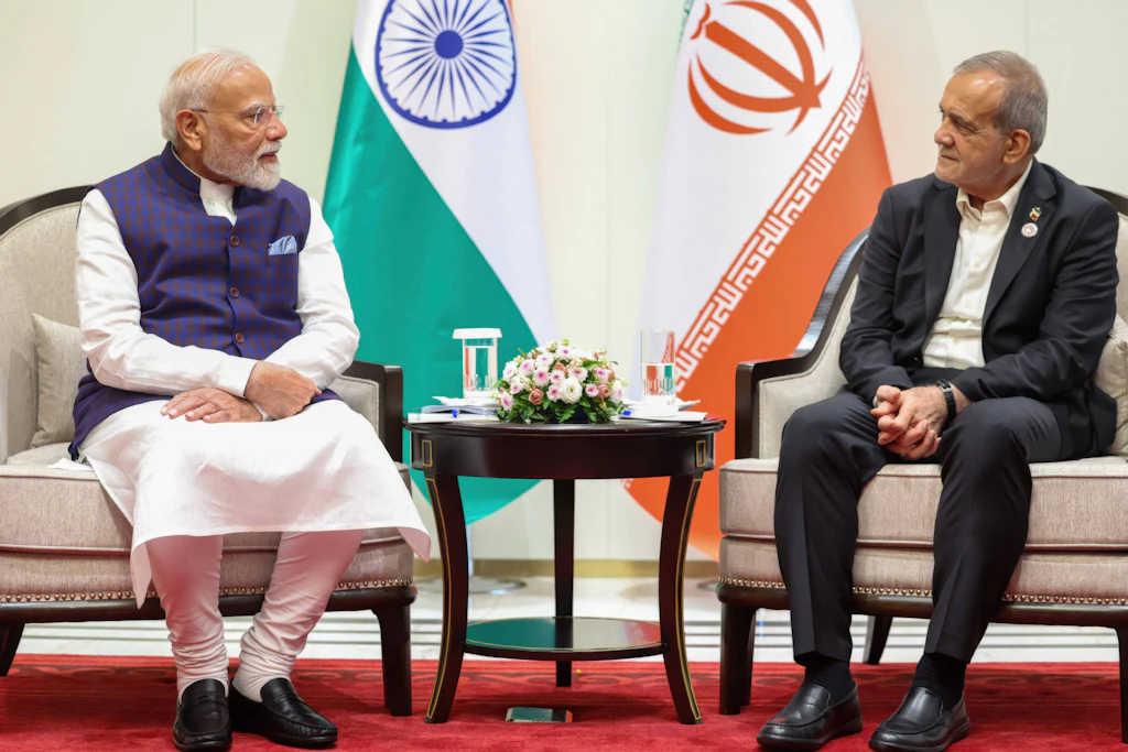 Narendra Modi im Gespräch mit Irans Präsident Massud Peseschkian am Rande des SCO-Gipfels in Bischkek am 31. August 2026.