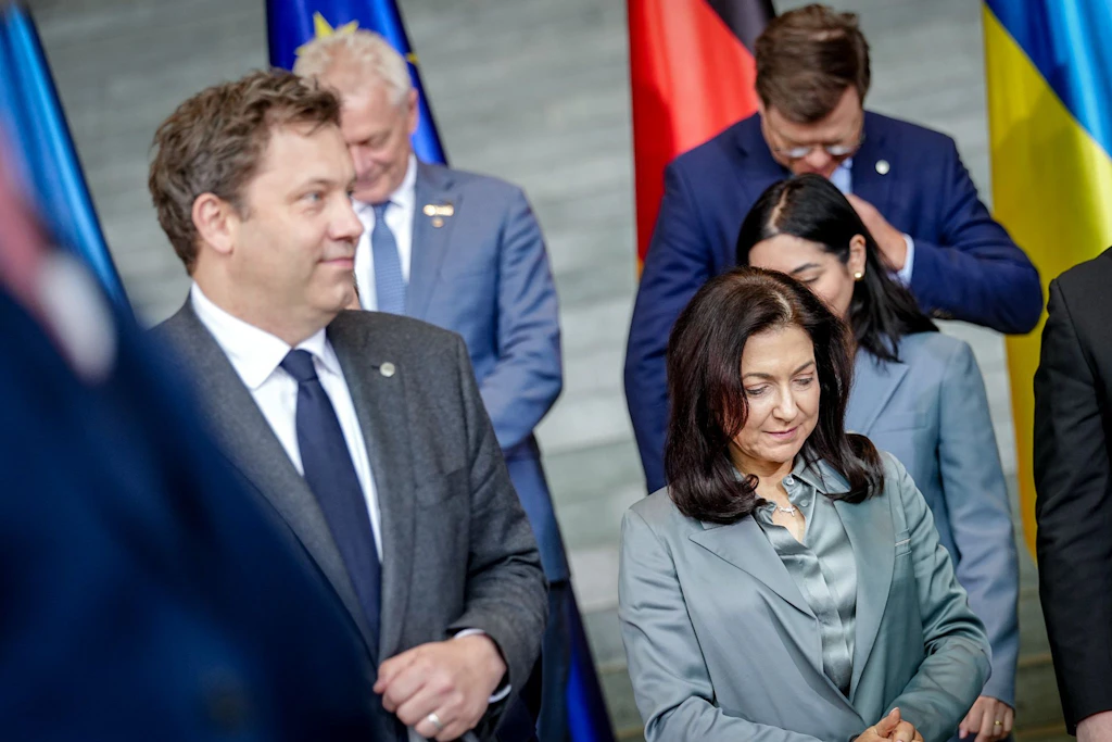 Lars Klingbeil, Finanzminister und SPD-Vorsitzender, ist auch politisch einen Kopf größer als Wirtschaftsministerin Katherina Reiche (CDU).