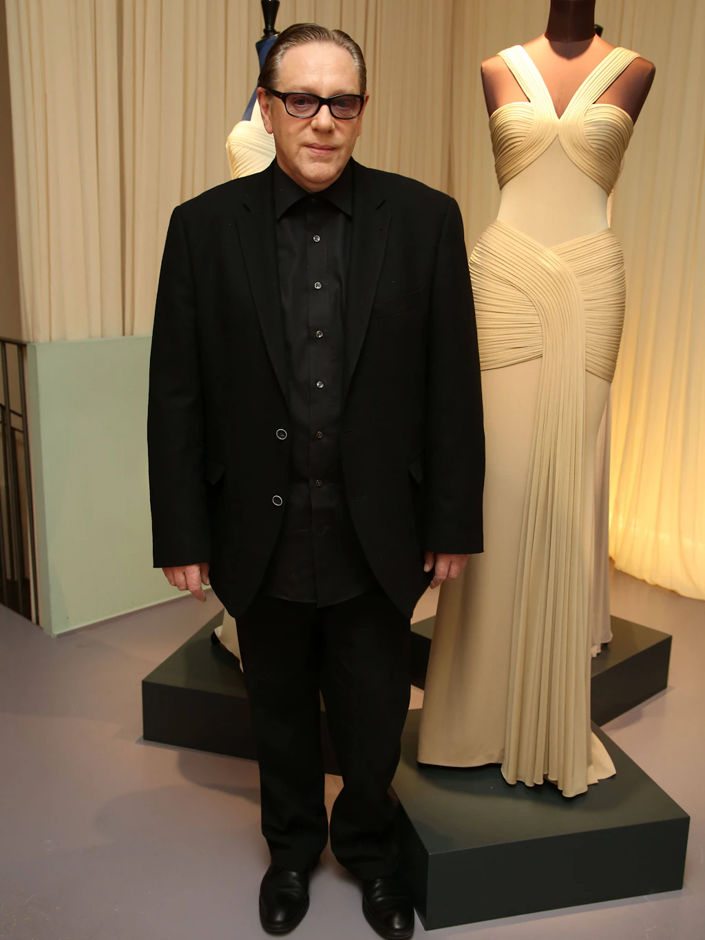 Hervé Peugnet, Gründer der Marke Hervé Léger, präsentiert im Januar 2013 seine gewohnt körpernahe Haute-Couture-Kollektion in seinem Pariser Showroom.