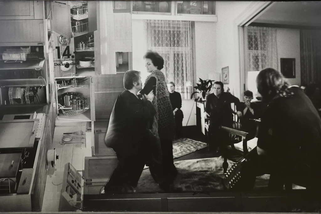 Magdalena Jetelová bei ihrer Kunstaktion „The continuation of endgame“, Prag, 1998