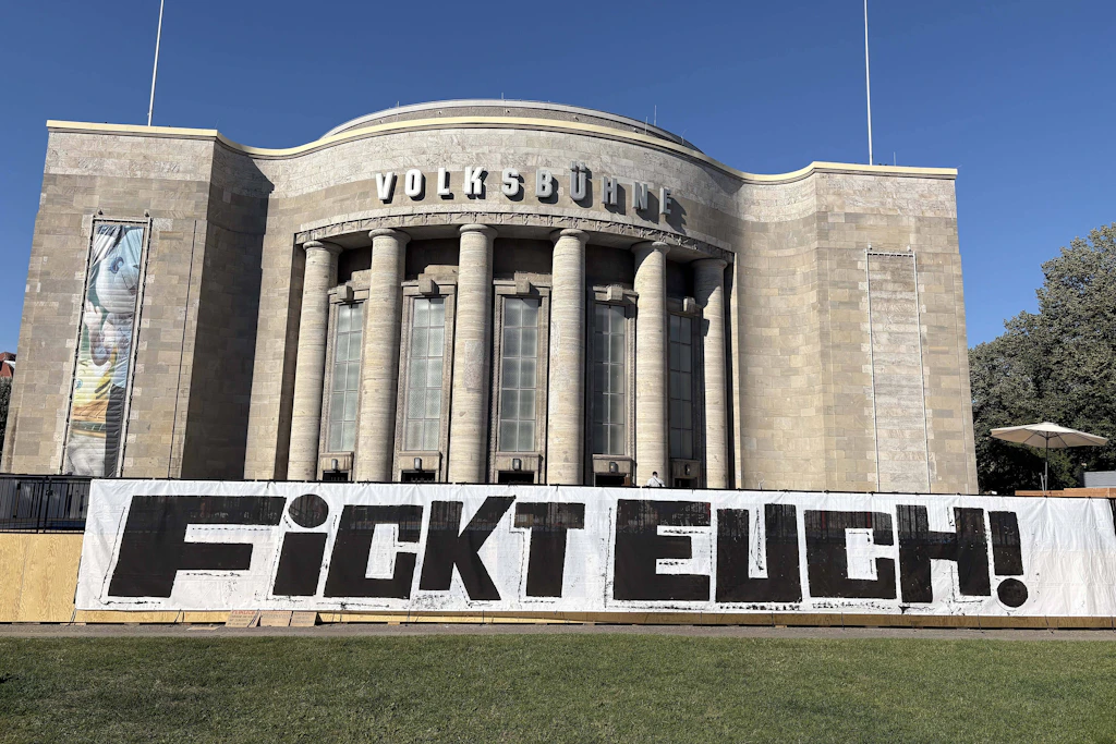 Theaterdonner auf der Bretterwand: Dahinter befindet sich das sogenannte Volksbad der Berliner Volksbühne.