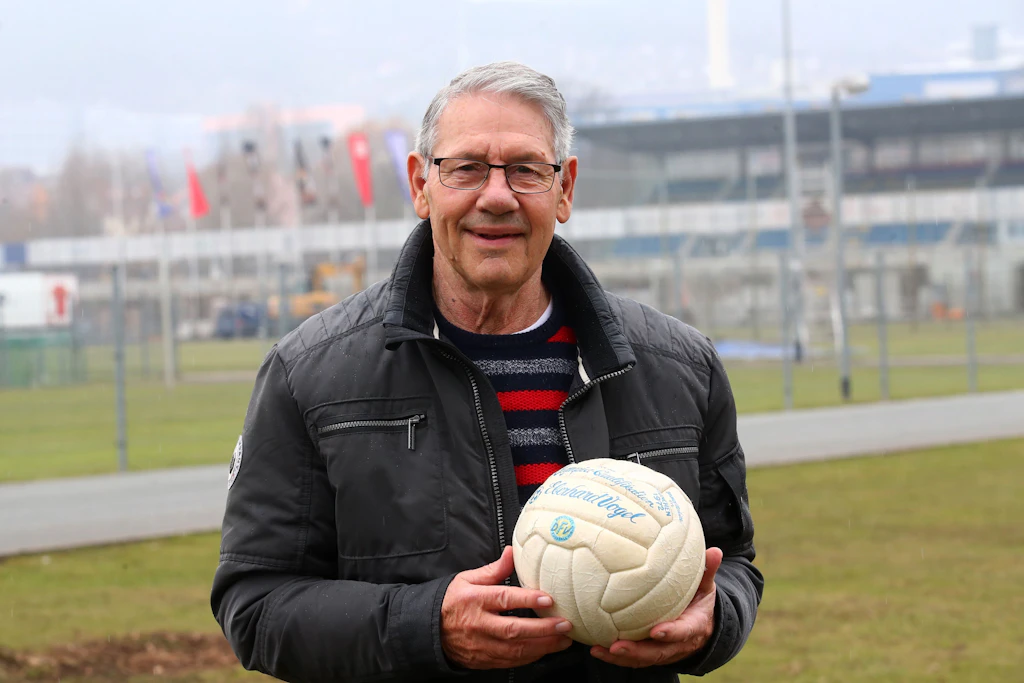 Eberhard Vogel, ehemaliger DDR-Fußball-Nationalspieler, ist im Alter von 83 Jahren gestorben.