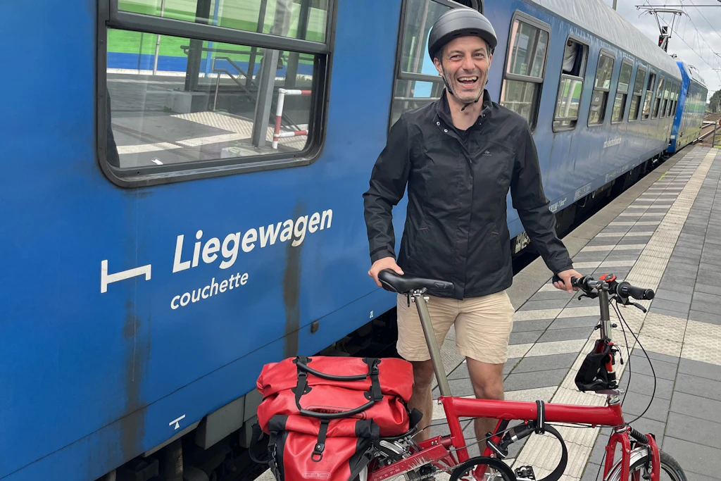 Mit der Bahn unterwegs: Jon Worth auf einer früheren Nachtzugreise. Bei seiner Rekordfahrt durch die EU lässt er das Faltrad zu Hause.