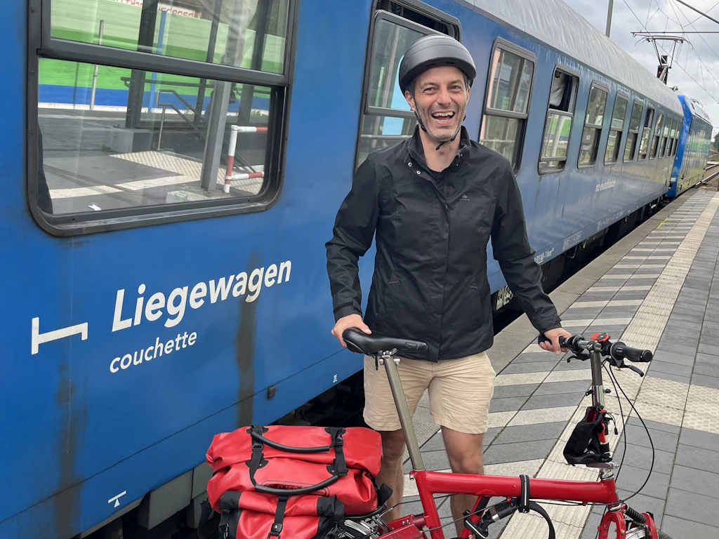 Mit der Bahn unterwegs: Jon Worth auf einer früheren Nachtzugreise. Bei seiner Rekordfahrt durch die EU lässt er das Faltrad zu Hause.