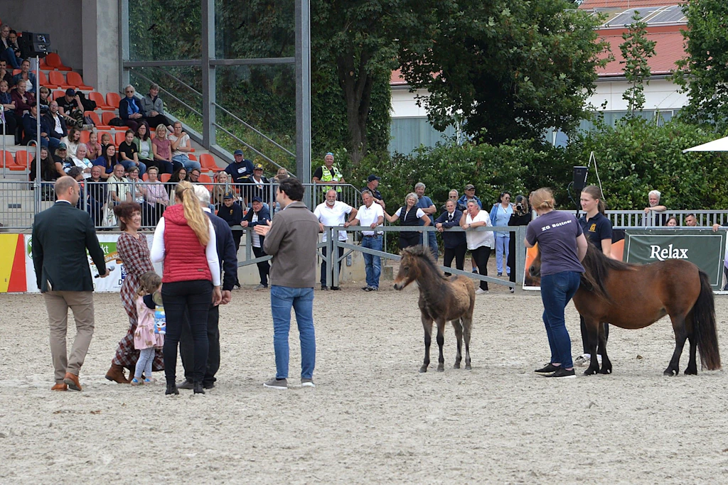 Das Los der traditionellen Ponyverlosung fiel ausgerechnet auf die Sängerin des Landespolizeiorchesters (2. v. l.), die ihr Glück zusammen mit ihrer kleinen Tochter kaum fassen konnte.
