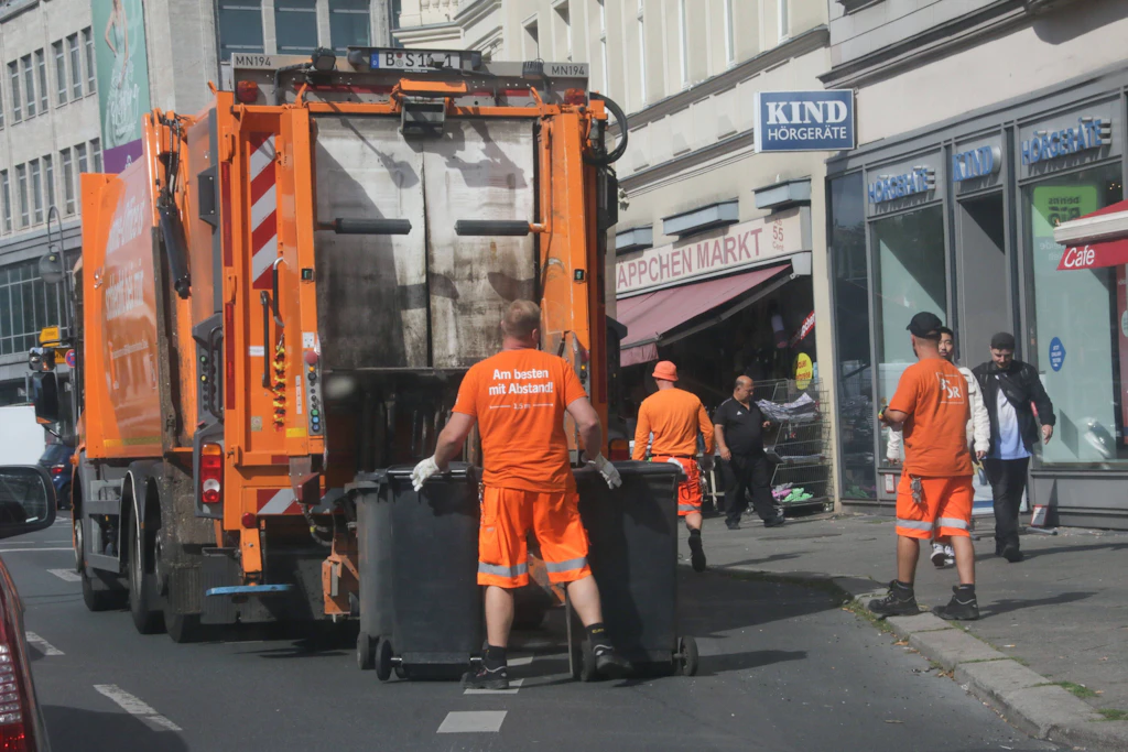 Müllabfuhr, Grundsteuer und Co. sorgen für die höchste Belastung für Berliner Mieter.