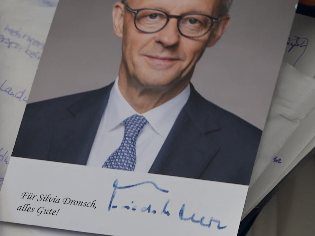Silvia Dronsch wollte eine Entschuldigung, stattdessen bekam sie eine Autogrammkarte des Kanzlers mit faksimilierter (digital erstellter) Unterschrift.