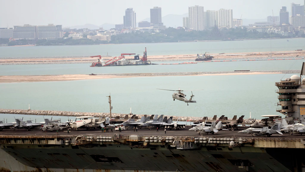 Ein Hubschrauber landet auf dem Flugzeugträger der US-Marine „USS Abraham Lincoln“, nachdem dieser im Hafen von Laem Chabang in Chonburi, Thailand, eingelaufen ist.