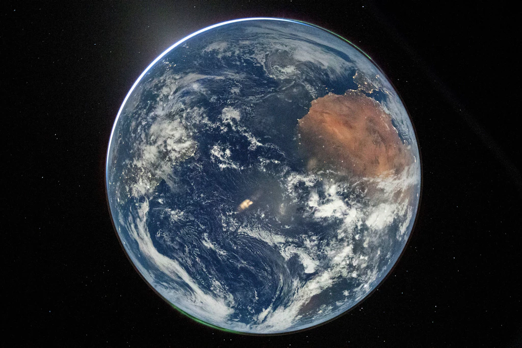 Die Erde im All. Vor Millionen Jahren befand sie sich laut einer aktuellen Studie mehrfach außerhalb der Heliosphäre.
