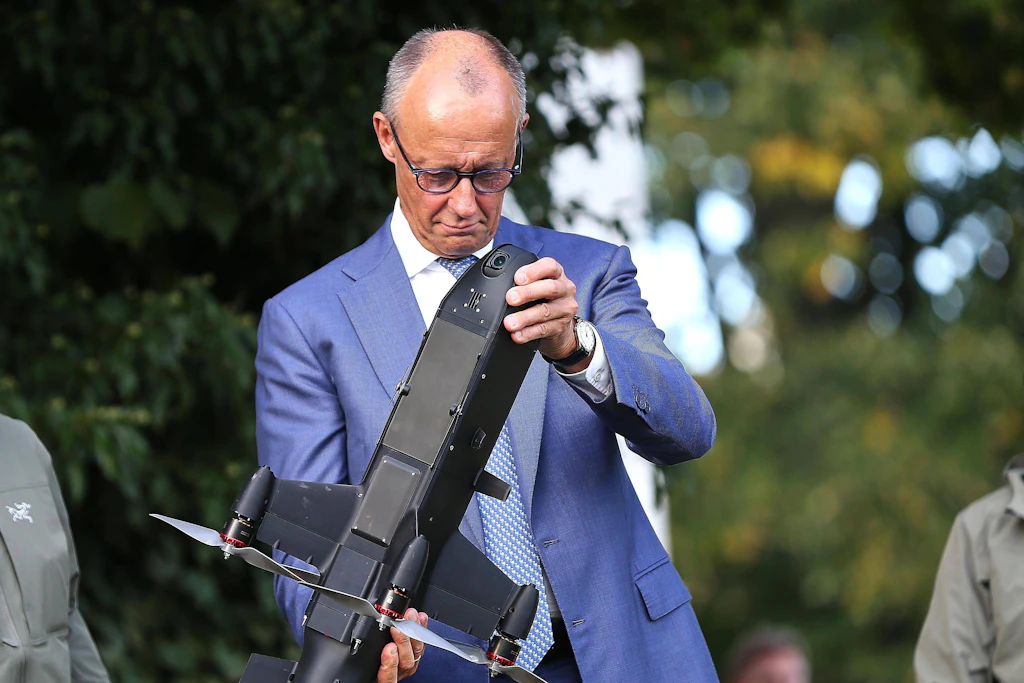 Bundeskanzler Friedrich Merz lässt sich bei der jüngsten Kabinettsklausur Drohnentechnik vorführen. Die Schuldzuweisung an Russland überließ er am Montag seinen Ministern.