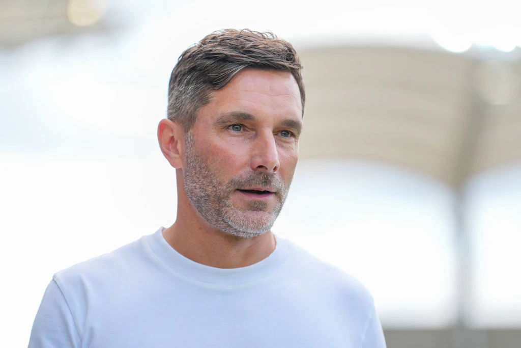 Trainer Stefan Leitl steht mit Hertha BSC nach drei Siegen auf Platz 2 der Zweiten Liga, obwohl 16 Profis den Klub verließen.