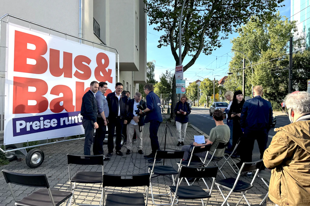 Vorbereitung der Pressekonferenz – an einer lauten Straße, dafür direkt neben dem BVG-Betriebshof.