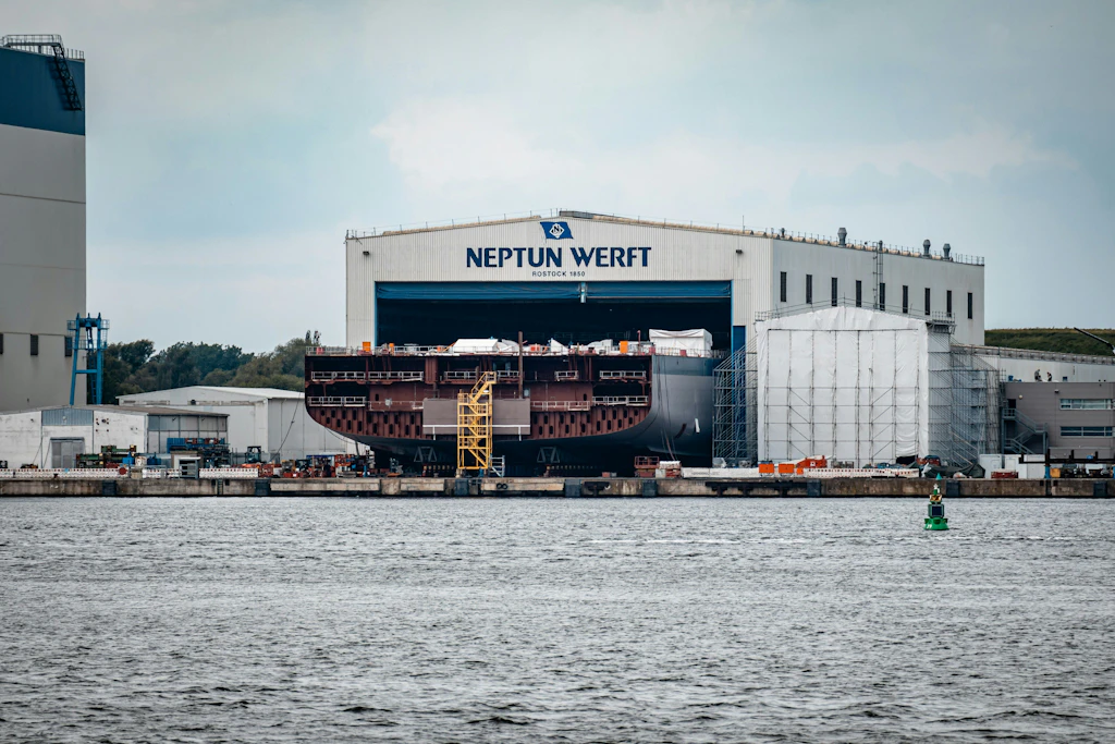 Blick vom Breitling in die Montagehalle 8 der Neptun-Werft.Warnemünde, Rostock, Deutschland