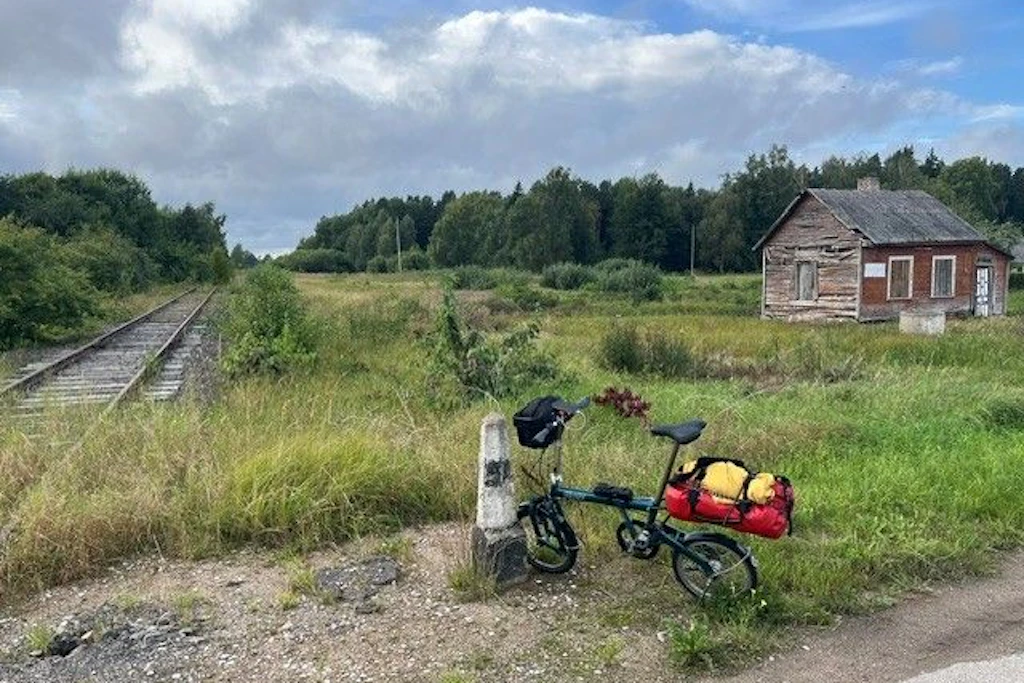 Unterwegs zu unterbrochenen Strecken: Mit Bahn und Faltrad reist Jon Worth durch Litauen, Lettland und Estland.