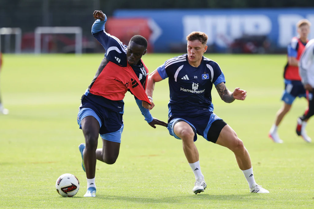 Kofi Amoako (l.) darf beim Hamburger SV bisher nur im Training mitspielen.