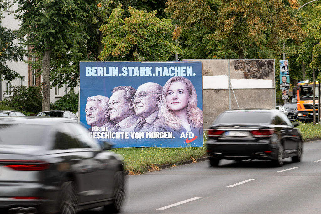 AfD-Spitzenkandidatin Brinker ist auf Wahlplakaten mit früheren Regierenden Bürgermeistern zu sehen